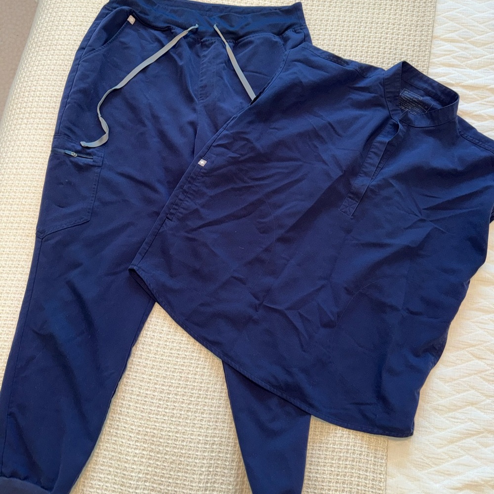 FIGS Rafaela oversized scrub top, size medium, navy